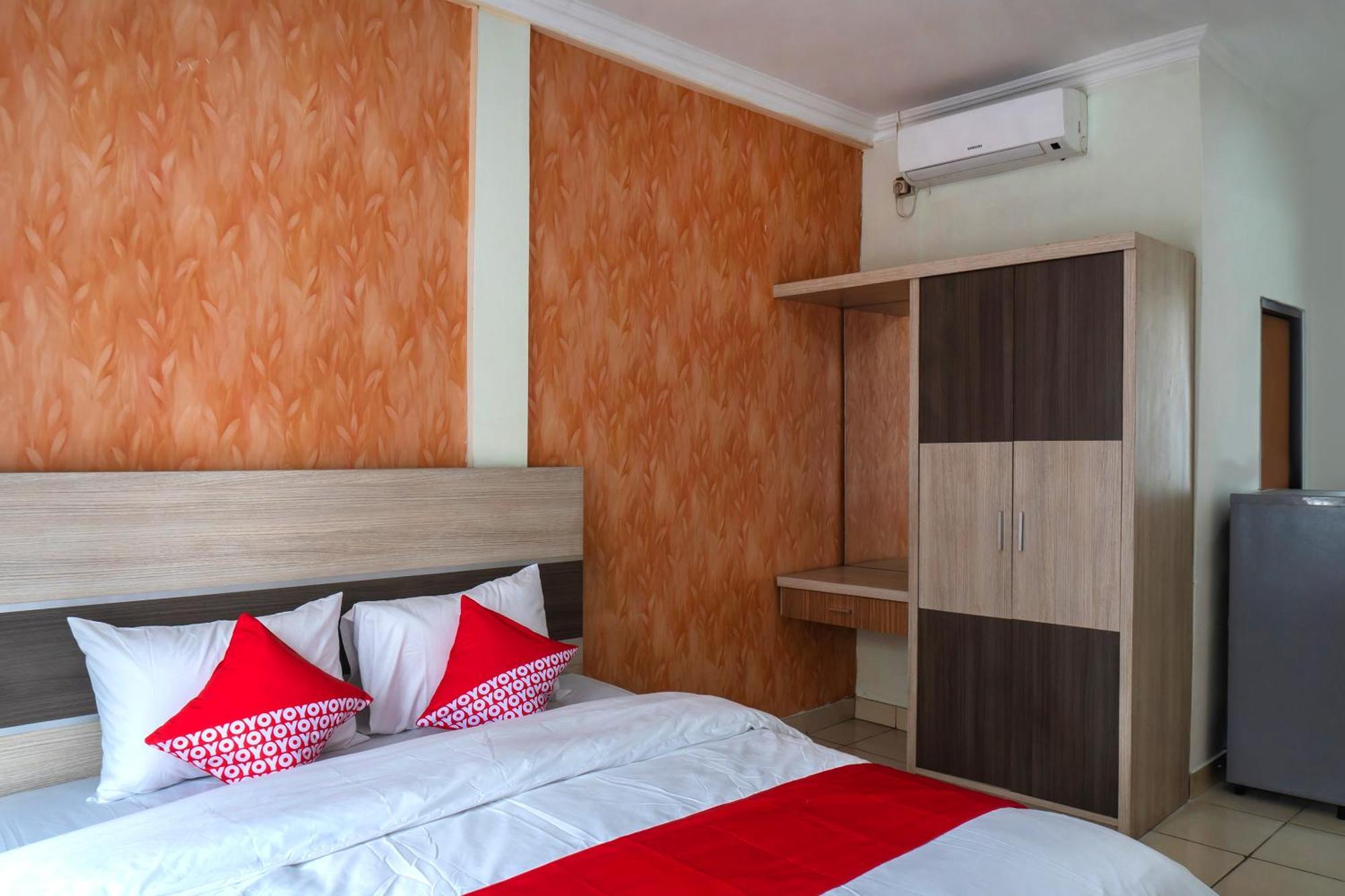 Super Oyo 617 Sukaraja Residence Syariah Бандунг Экстерьер фото