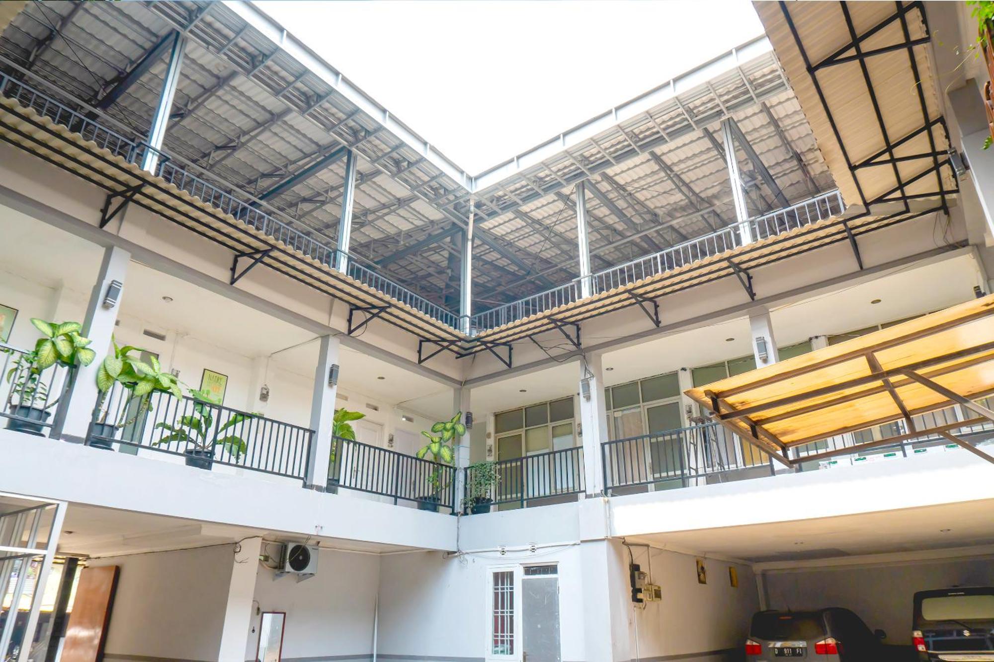 Super Oyo 617 Sukaraja Residence Syariah Бандунг Экстерьер фото